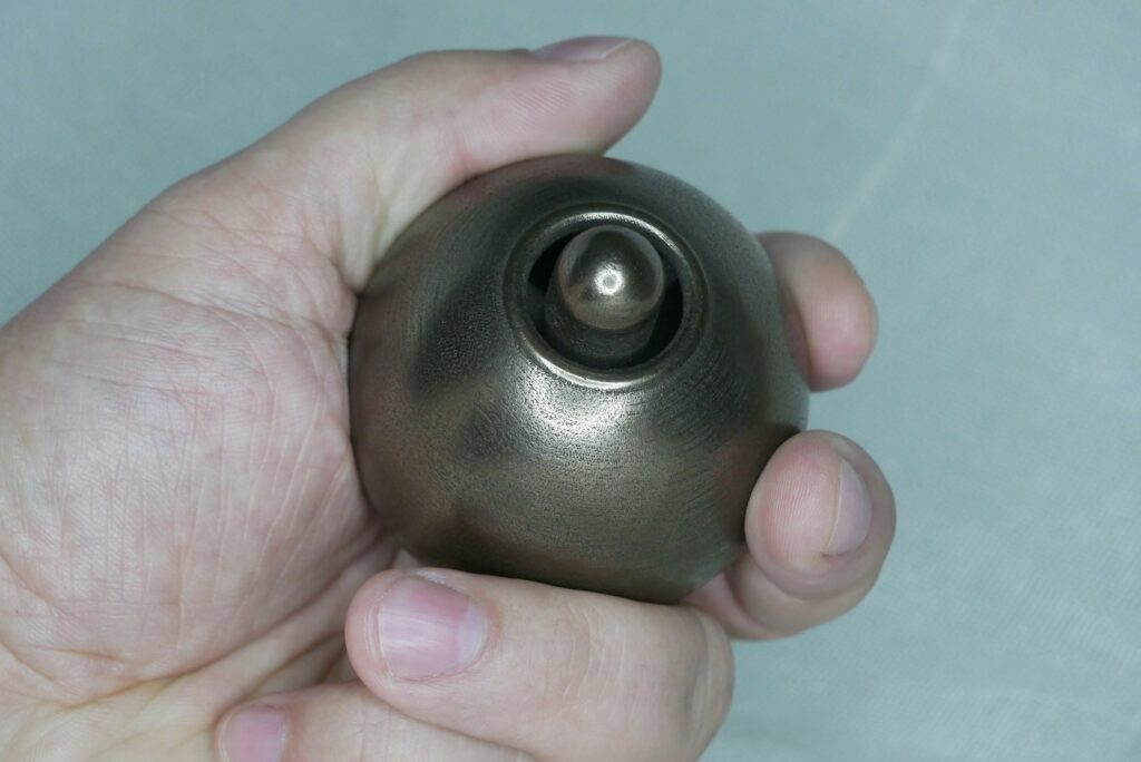 In der Hand gehalten - Orgopressurball 67 mm aus Bronzestahl